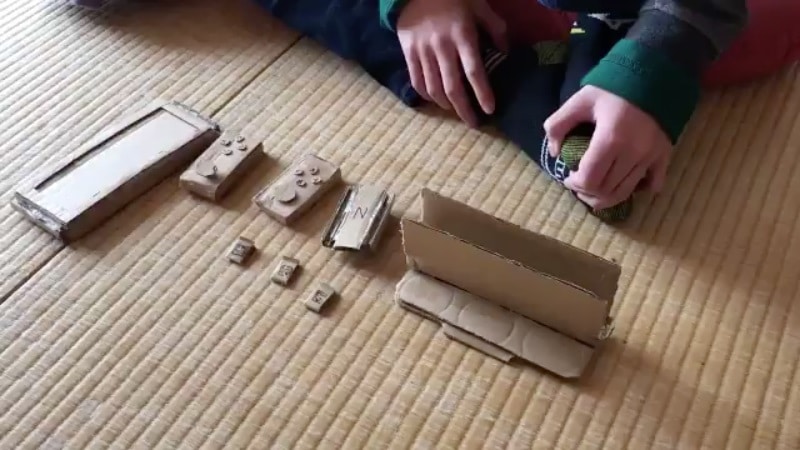 Un niño crea su propia Nintendo Switch de cartón después de que su madre no pudo comprársela