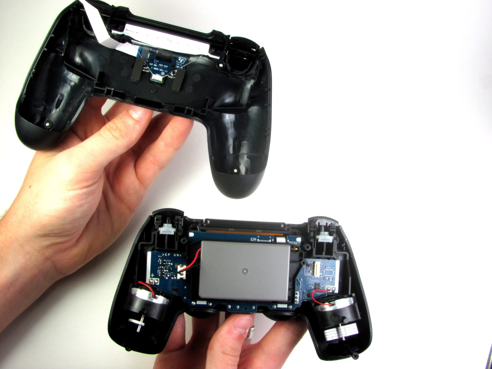 Аккумулятор dualshock. Разборка геймпада ps4. Джойстик дуалшок 4 внутри. Разборка дуалшок 4. Батарейка дуалшок 4.