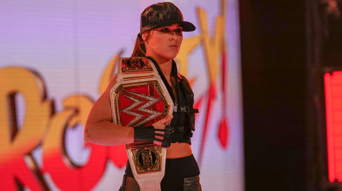 Ronda Rousey interpreta a Sonya Blade en The Elimination Chamber de la WWE