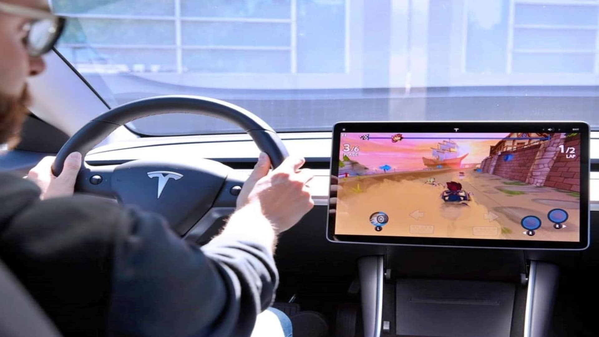 Tesla dejará de permitir que los conductores jueguen mientras conducen, GamersRD