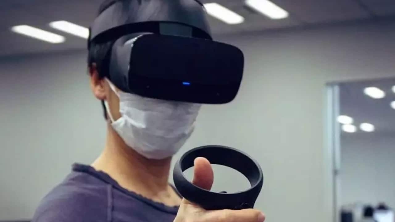 Hideo-Kojima-experiments-with-virtual-reality-GamersRD