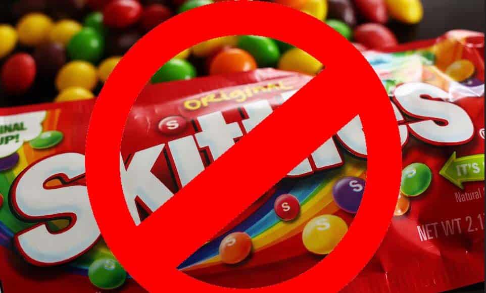 California prohíbe los caramelos Skittles a partir de 2027