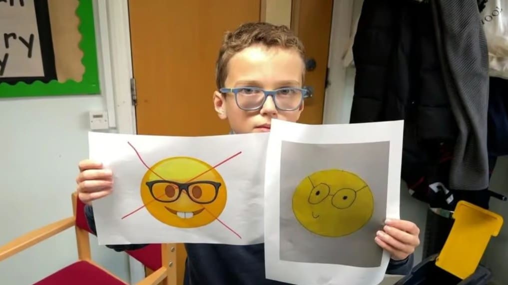 Un niño de 10 años pide cambiar el emoji de las gafas porque se siente ofendido