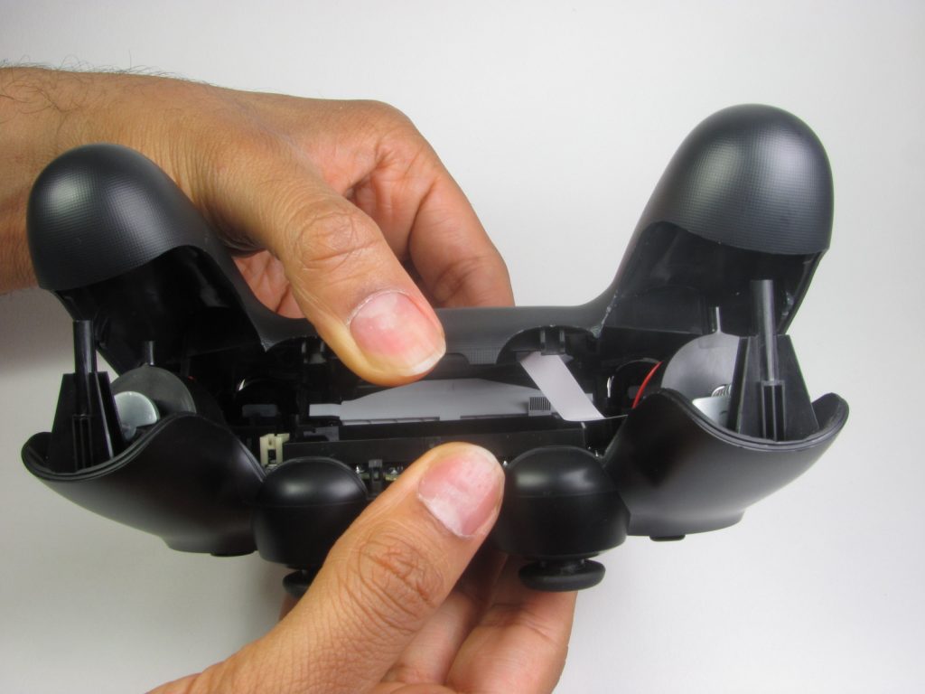 Cómo cambiar la batería del DualShock 4-5-GamersRD