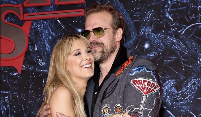 Millie Bobby Brown denunció a David Harbour por acoso Millie Bobby Brown denunció a David Harbour por acoso