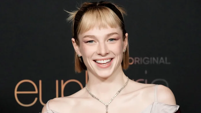 Hunter Schafer expone que su pasaporte la define como hombre