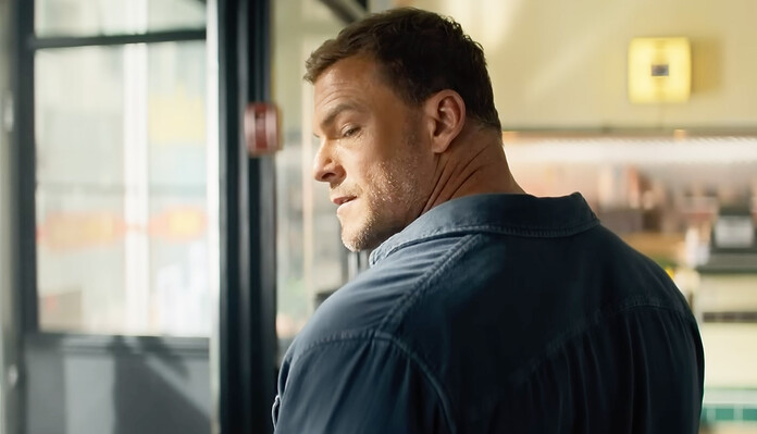 Alan Ritchson caracterizado como Jack Reacher junto al anuncio de la sexta temporada en Prime Video
