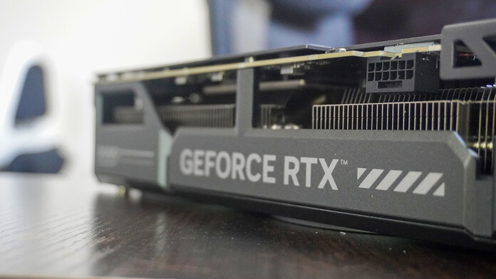 Tarjeta gráfica de Nvidia junto a la filtración que sitúa las RTX 60 en 2028 por la crisis de componentes