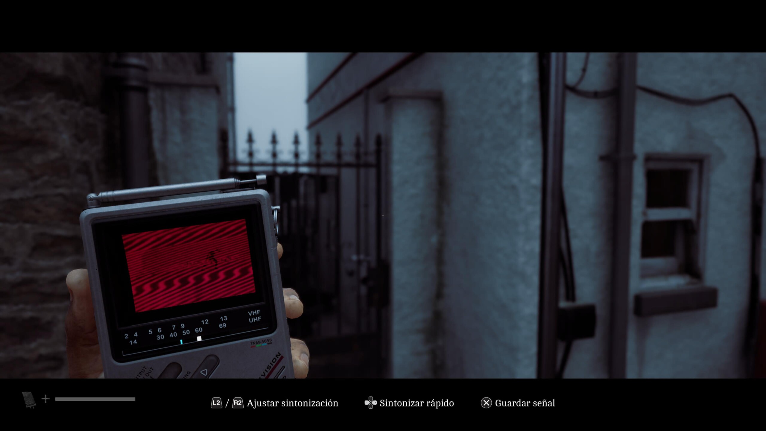 Simon utiliza la CRTV para detectar enemigos en Silent Hill: Townfall