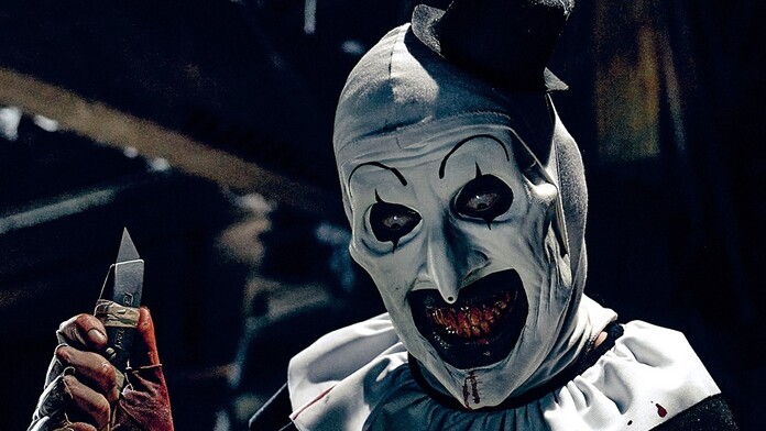 Art el Payaso en una escena de Terrifier junto al anuncio de la cuarta entrega dirigida por Damien Leone