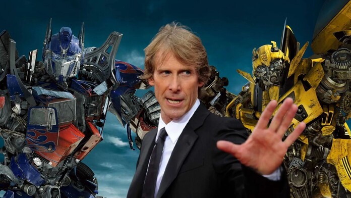 Michael Bay y su regreso a Transformers Michael Bay junto a un robot de Transformers, en el contexto de su posible regreso como director de la octava película