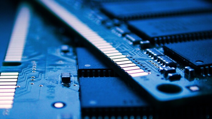 Módulos de memoria RAM junto a la advertencia de Micron sobre la crisis de semiconductores hasta 2028