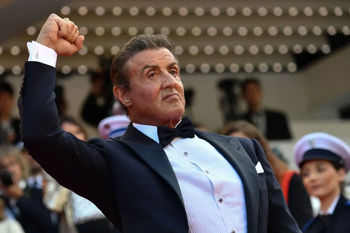 Sylvester Stallone caracterizado como Rocky Balboa junto al anuncio del guion de Rocky 7